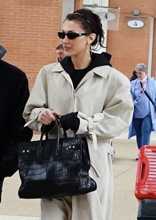 Model Bella Hadid makes a stylish exit as she waves goodbye to Venice.