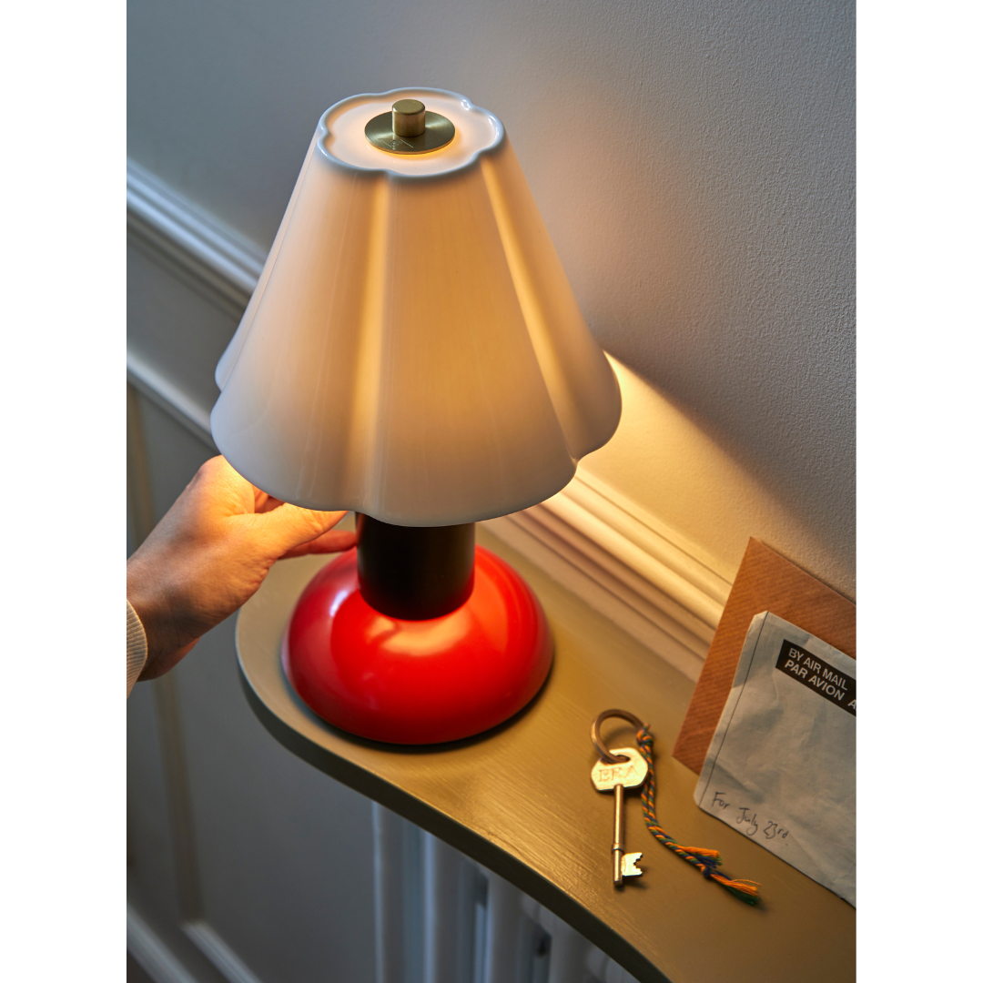 Ημιφωτισμένη λάμπα για την ατμόσφαιρα του ξενοδοχείου.