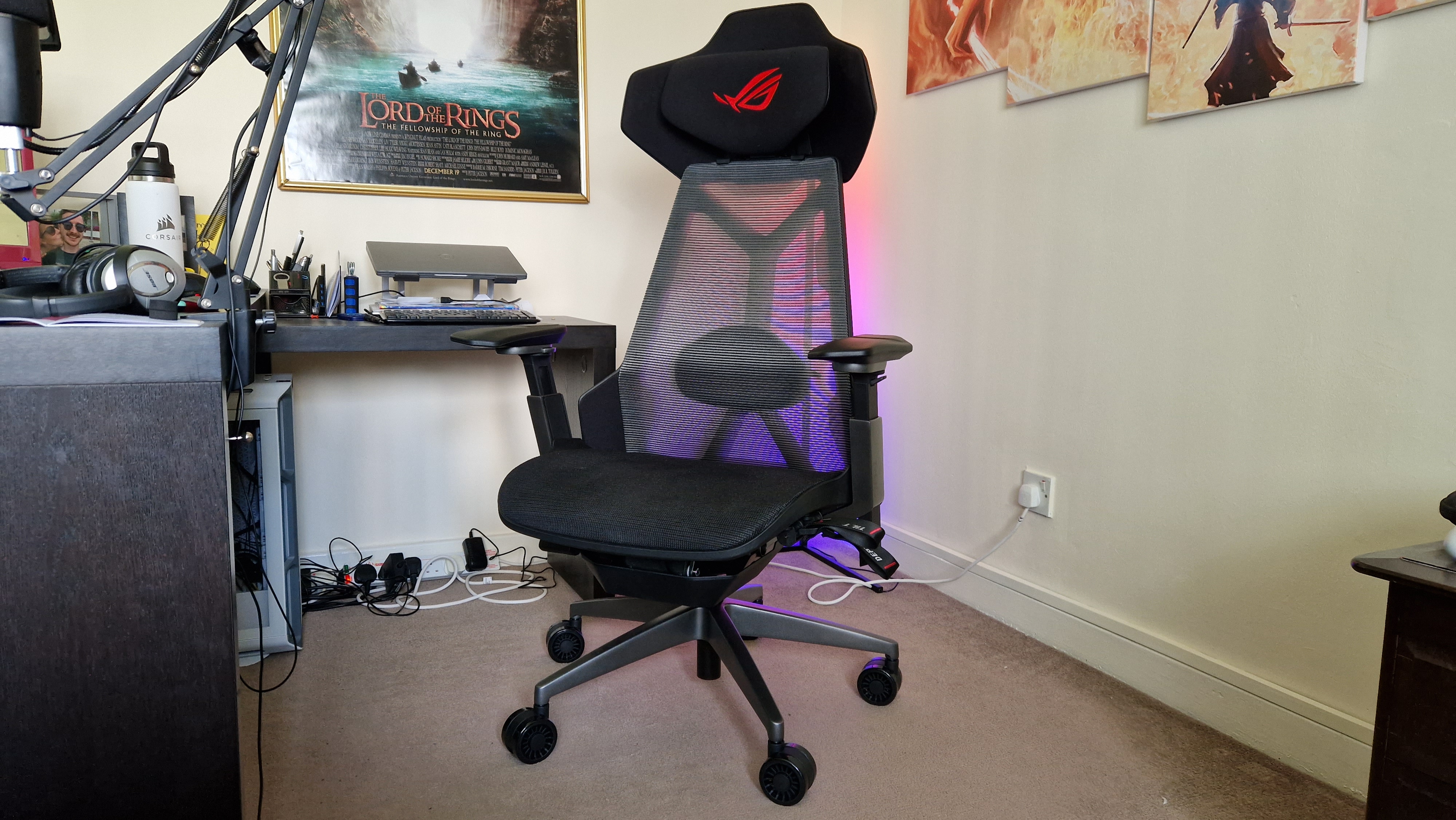 Asus ROG Destrier Ergo Chair devant une lampe d'angle LED multicolore