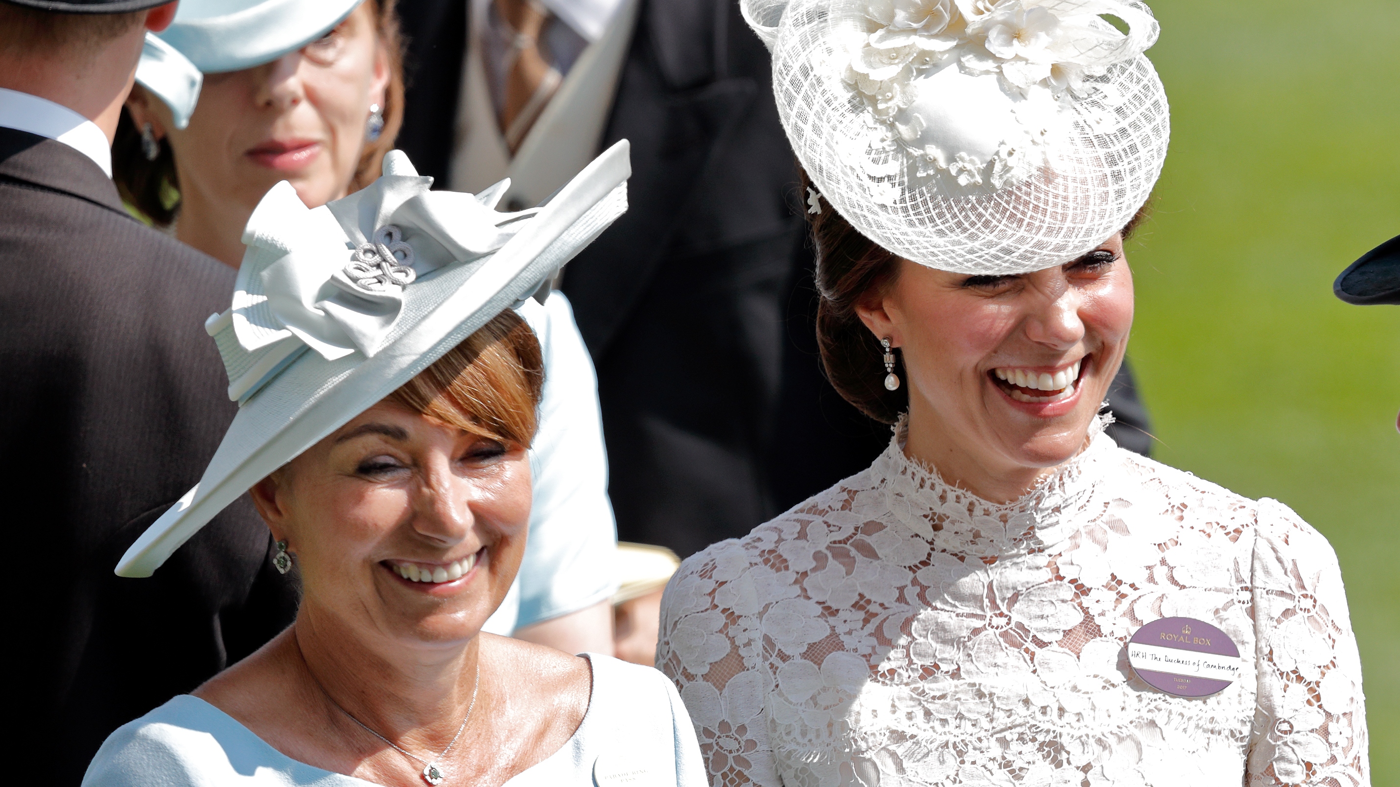 Catherine, princezna z Walesu a její matka Carole Middleton navštěvují 1. den Royal Ascot na Ascot Racecourse 20. června 2017