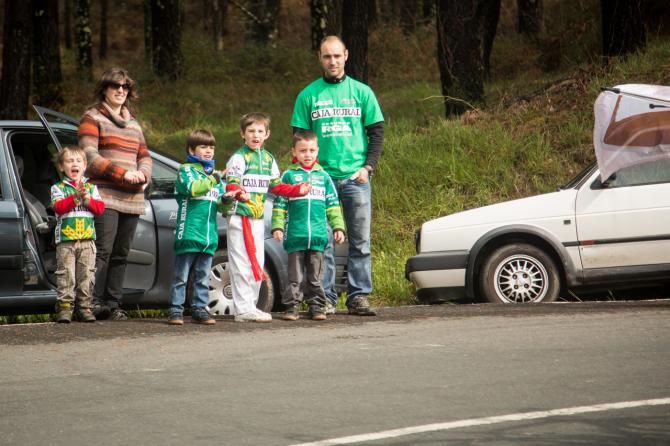 An entire family of Caja Rural supporters at the Klasika Primavera de Amorebieta