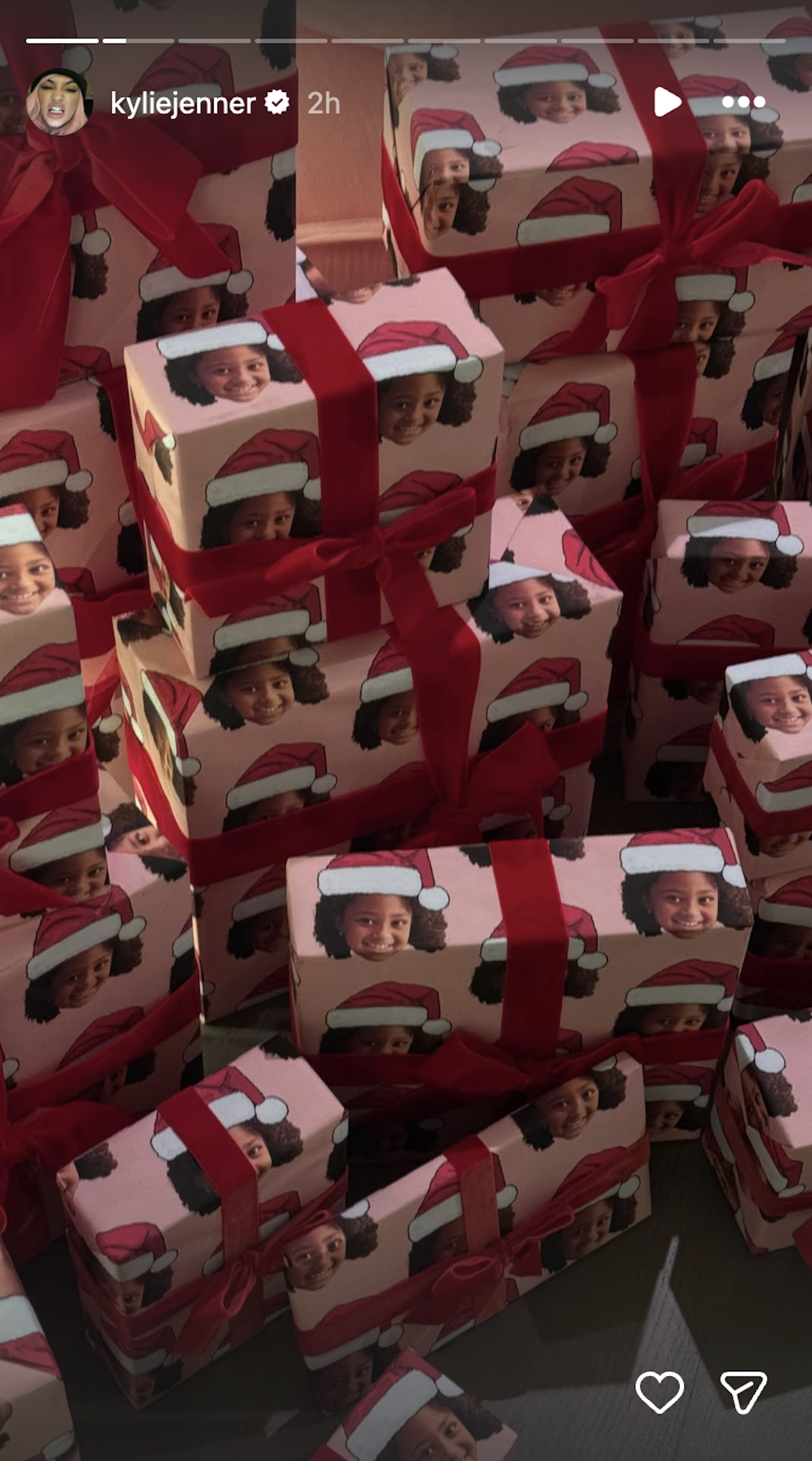 ストーミ ウェブスターの 2025 年のクリスマス プレゼントが表示されます。