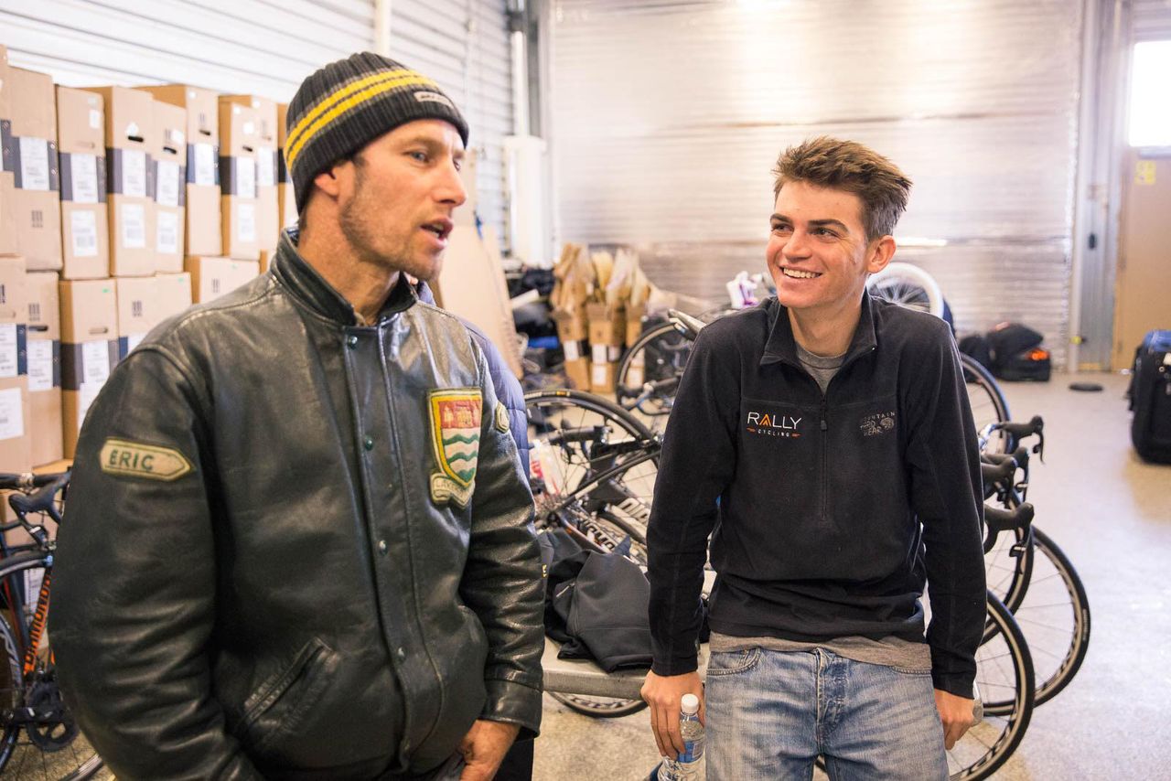 Sepp Kuss listening to Eric Wohlberg&rsquo;s words of wisdom.