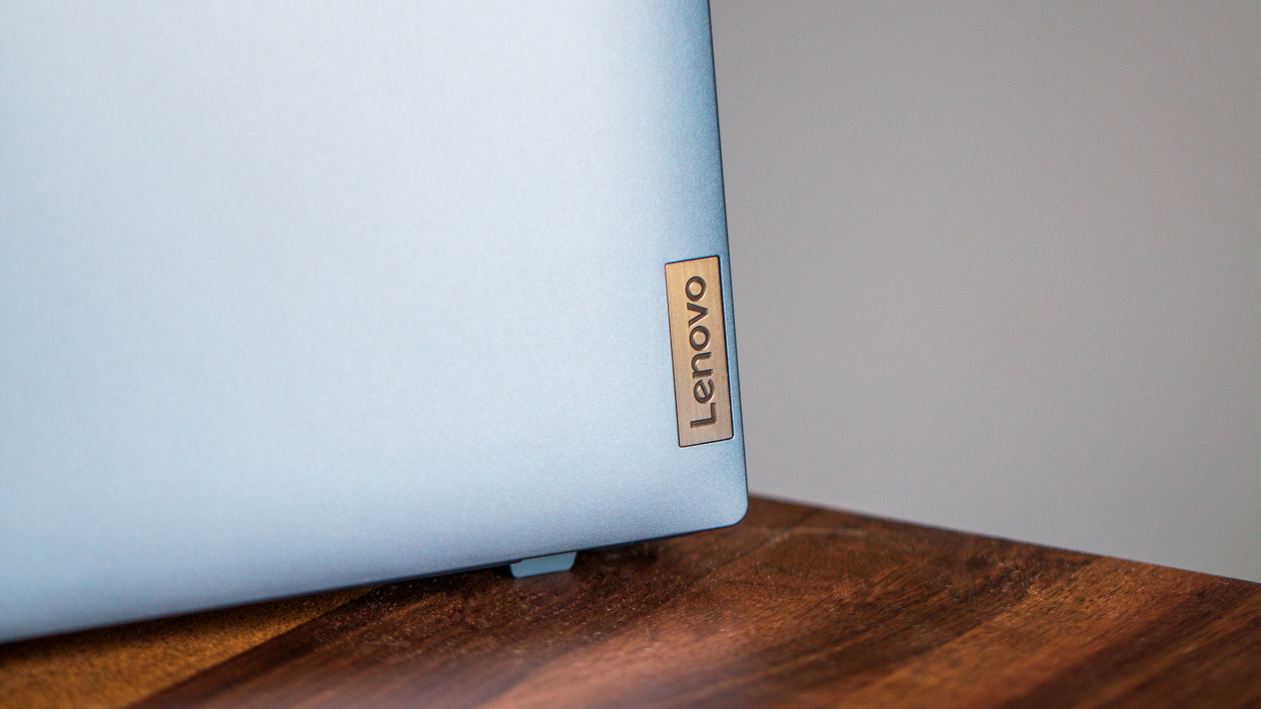 Lenovo ThinkPad C14 Chromebook Enterprise'da Lenovo logosunun yakın çekimi