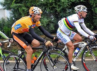 Egoi Martínez (Euskaltel-Euskadi) rides in the maillot oro behind Paolo Bettini (Quick Step).