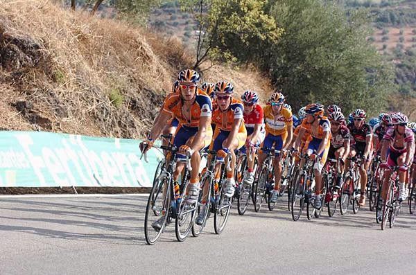 Team Rabobank controls the group for their leader.