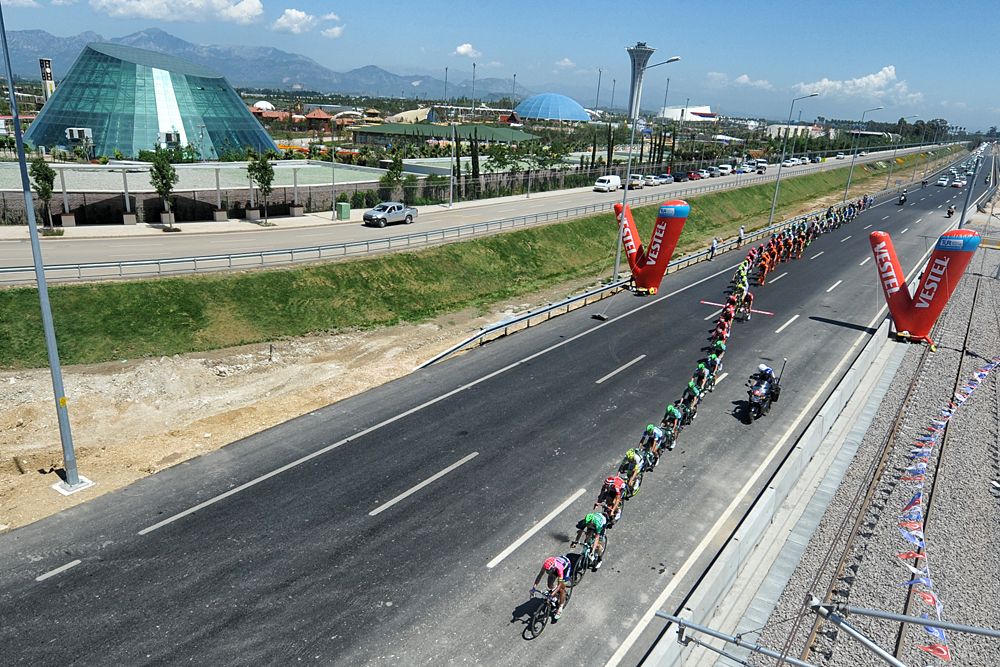 The peloton lined out at Tour of Turkey