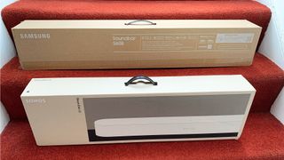 De Sonos Beam Gen 2 naast de Samsung HW-S60B in hun verpakkingen