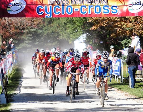 The elite women's start is won by Pepper Harlton (Juventus Cycling).