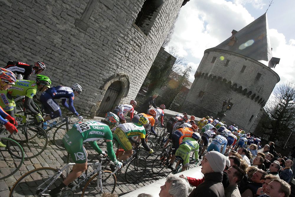 The peloton rodes during the 2006 race.