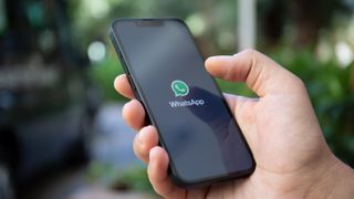 WhatsApp-Logo auf dem Bildschirm des iPhone 14