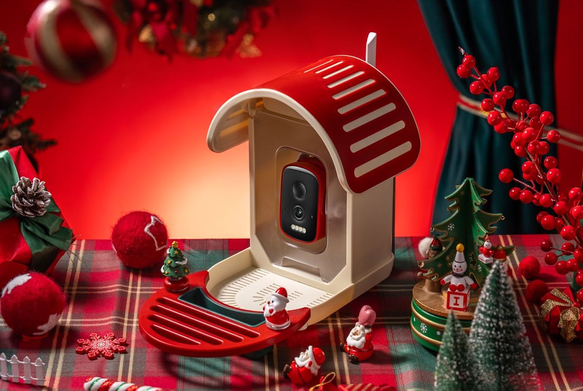 Vinguys Smart Feeder against a festive background