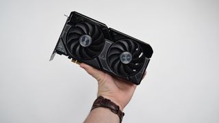 Een Nvidia GeForce RTX 4060 in iemands hand