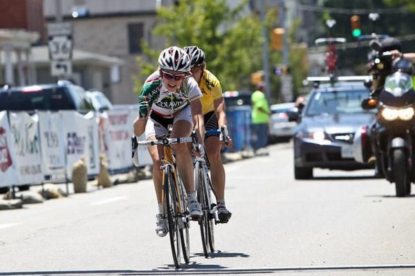 Janel Holcomb pulled within 54 points of Amber Neben for the top spot of the women's National Racing Calendar standings.