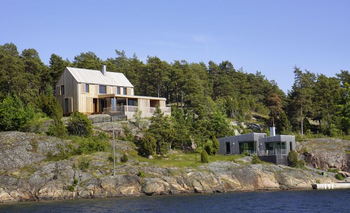 Villa Arkö is set on the shore, surrounded by rocks and a lot of greenery and trees. It&#039;s a modern-looking house, made out of natural materials, mostly wood.