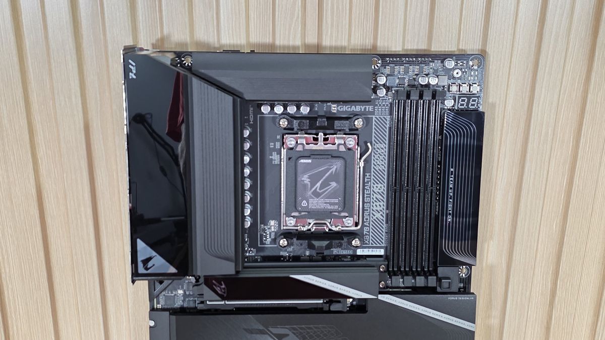 Gigabyte X870 Aorus Stealth Motherboard Review: The gothy