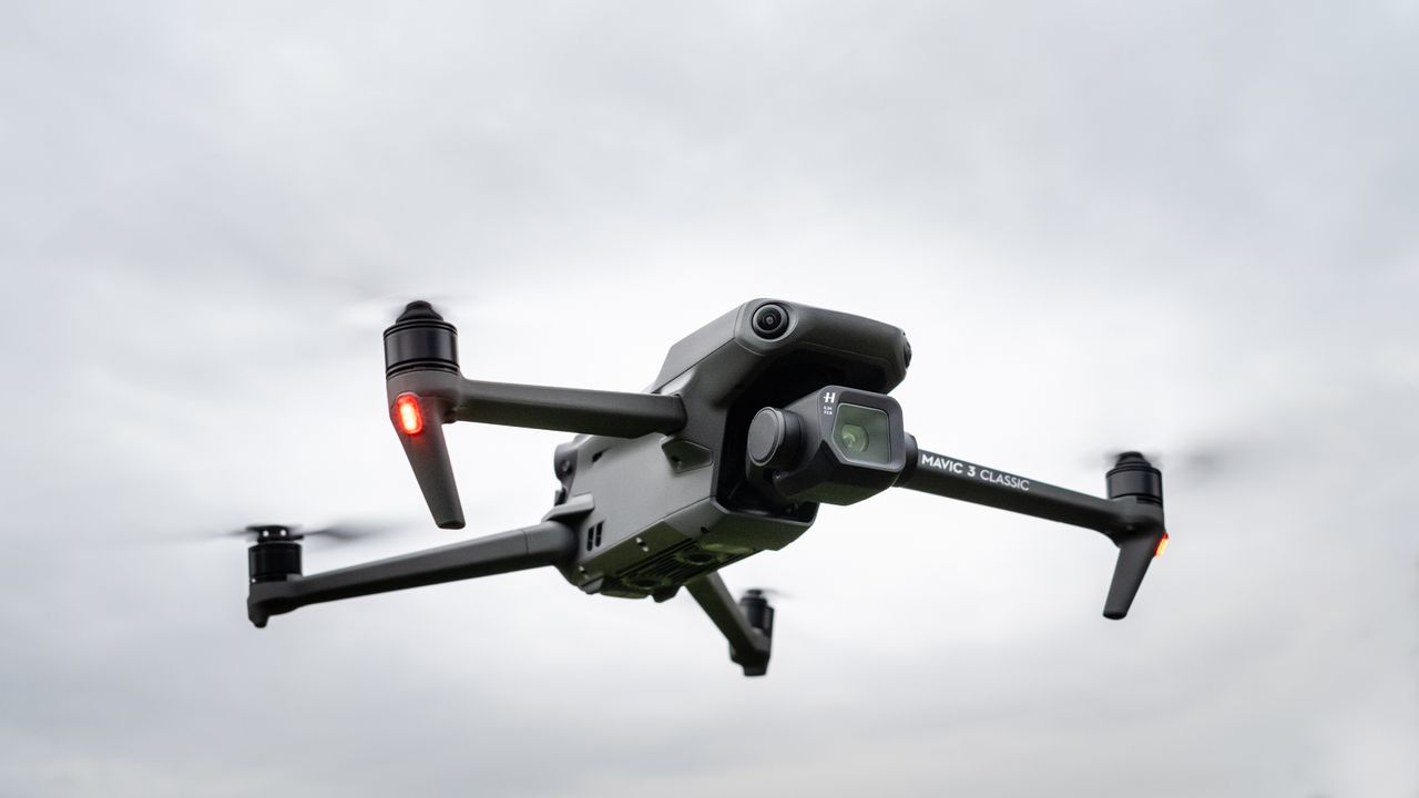 DJI Mavic 3 Classic_drone in flight