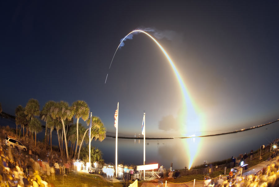 Image of the space shuttle Discovery launch from the Kennedy Space Center