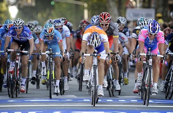 Freire crosses the line a wheel ahead of Angelo Furlan