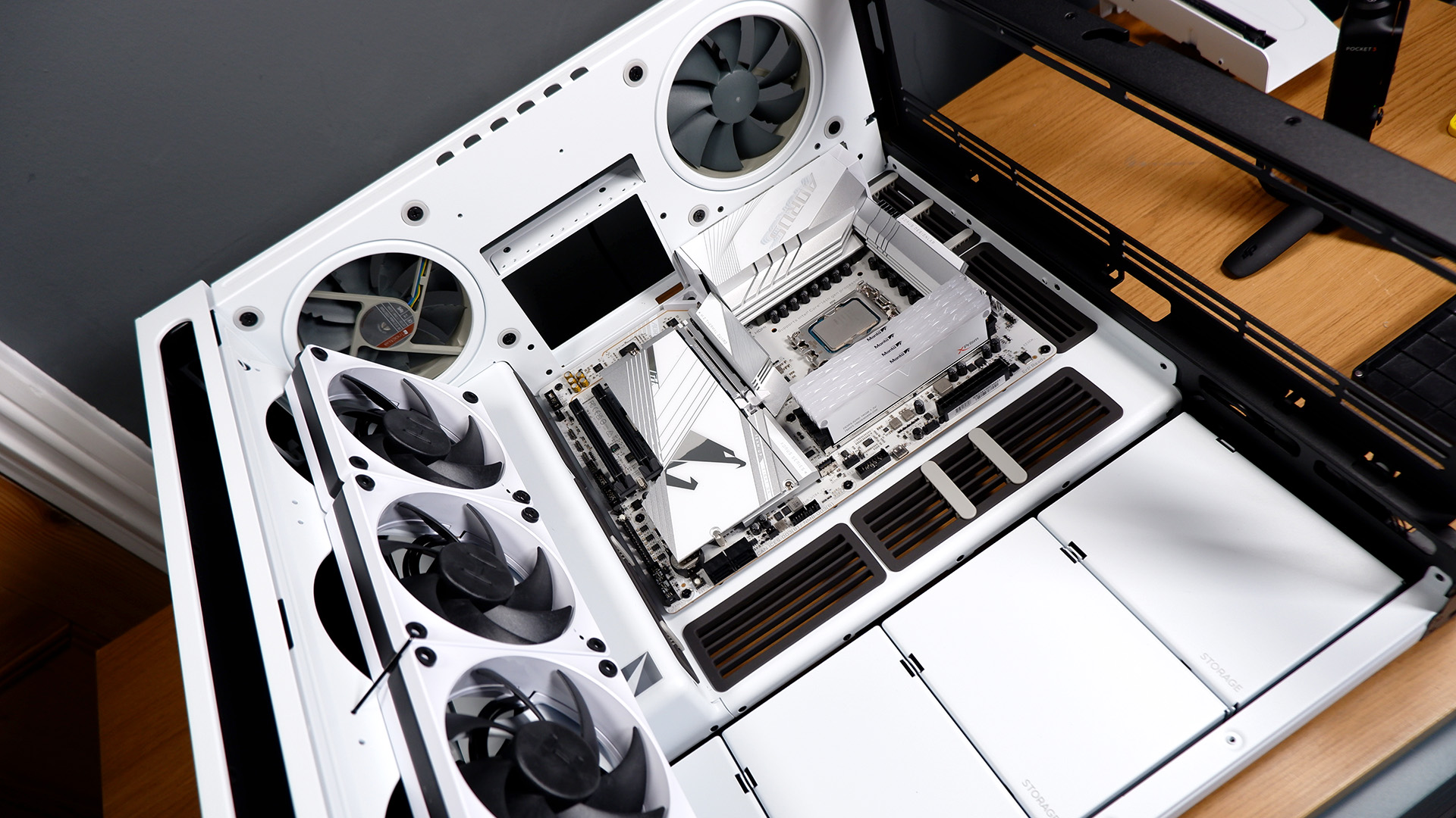 No intentes exprimir demasiadas ideas dentro de una sola computadora: para esta PC para juegos blanca con una RTX 4080 Super, casi lo hago