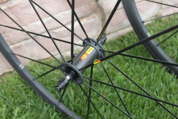 The Ksyrium SLR front hub is carbon with anno flanges.