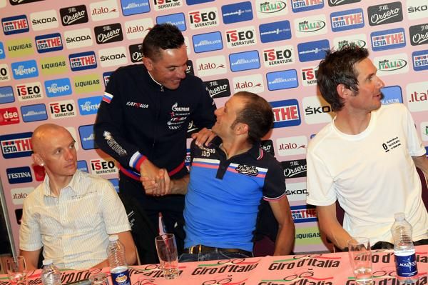 Joaquim Rodriguez (Katusha) congratulates Scarponi