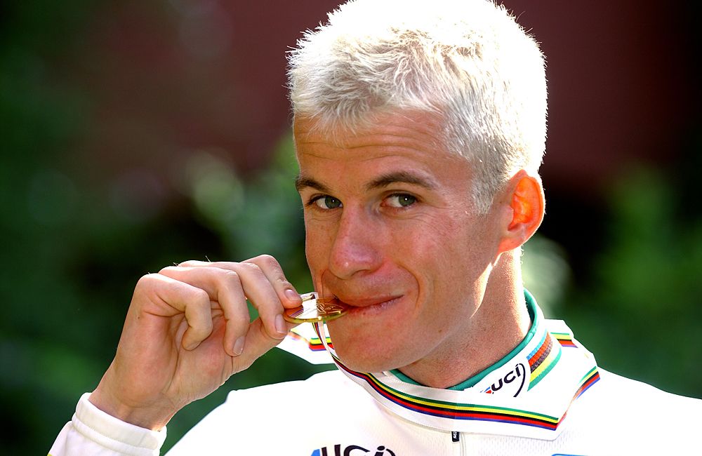 Michael Rogers take a bite of his 2004 world time trial gold medal