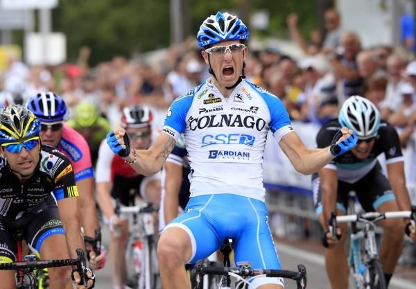 Sacha Modolo (Colnago-CSF) takes the win.