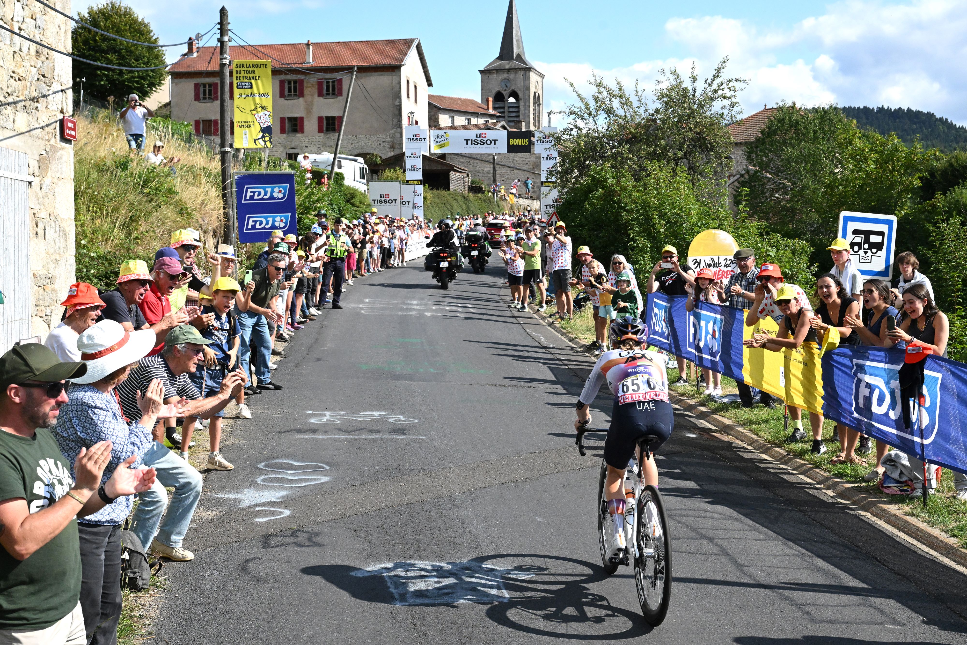 Maeva Squiban winning the bonus sprint on stage 6 of Tour de France Femmes 2025