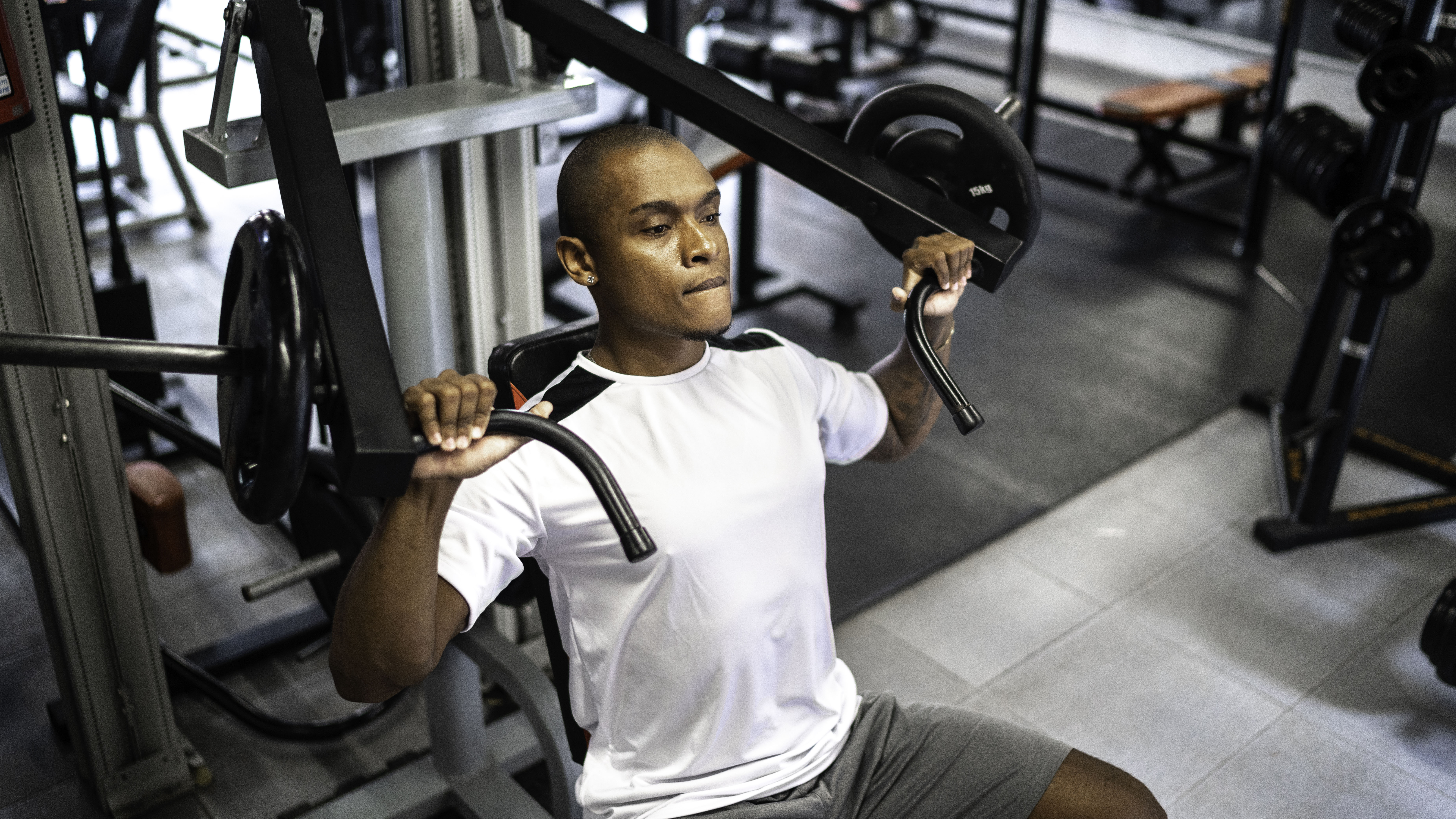 Hombre haciendo ejercicios de fuerza en el gimnasio