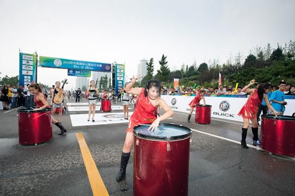 A musical performance took place before the start.