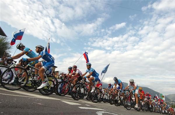 The peloton climbs.