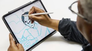 Une personne dessinant sur un iPad à l'aide d'un Apple Pencil 2.