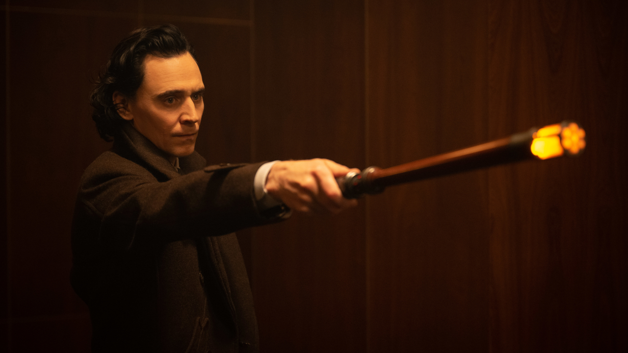 Tom Hiddleston se encuentra con un Time Stick levantado en la temporada 1 de Loki.