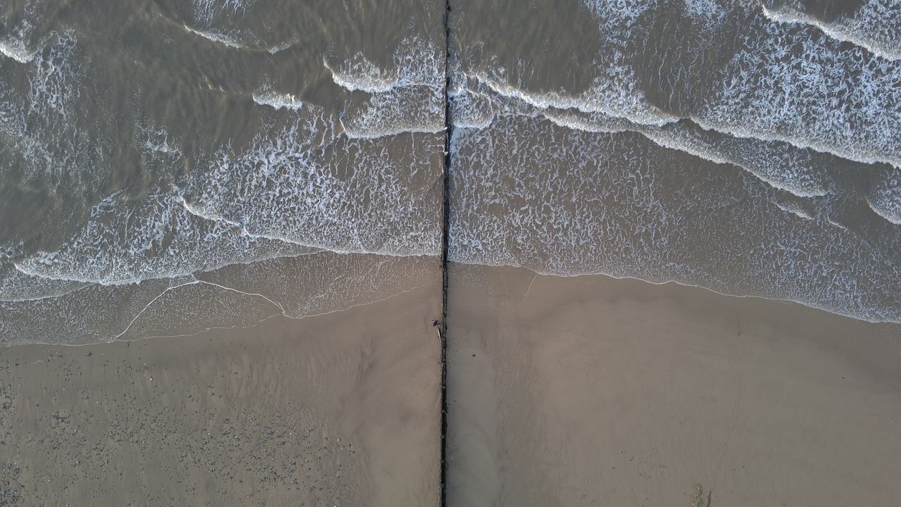 Photo of a beach and groyne from above taken with the Holy Stone Sirius HS900