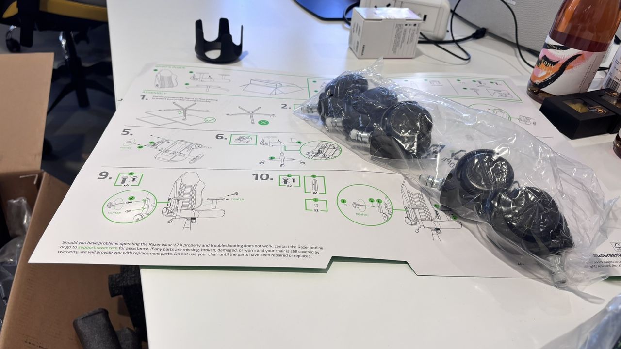 The instructions that come with the Razer Iskur V2 X.