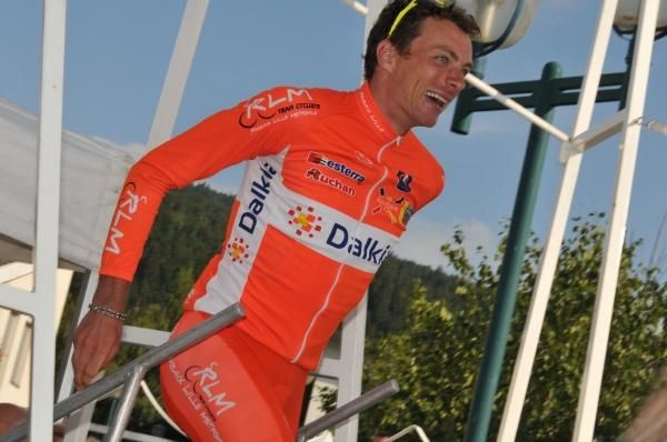 Beno&icirc;t Daeninck (Roubaix Lille Metropole) climbs onto the podium to accept the mountains jersey.