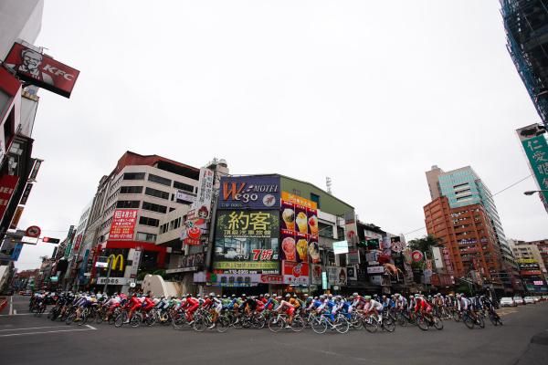 The peloton arrives in Chingsheng