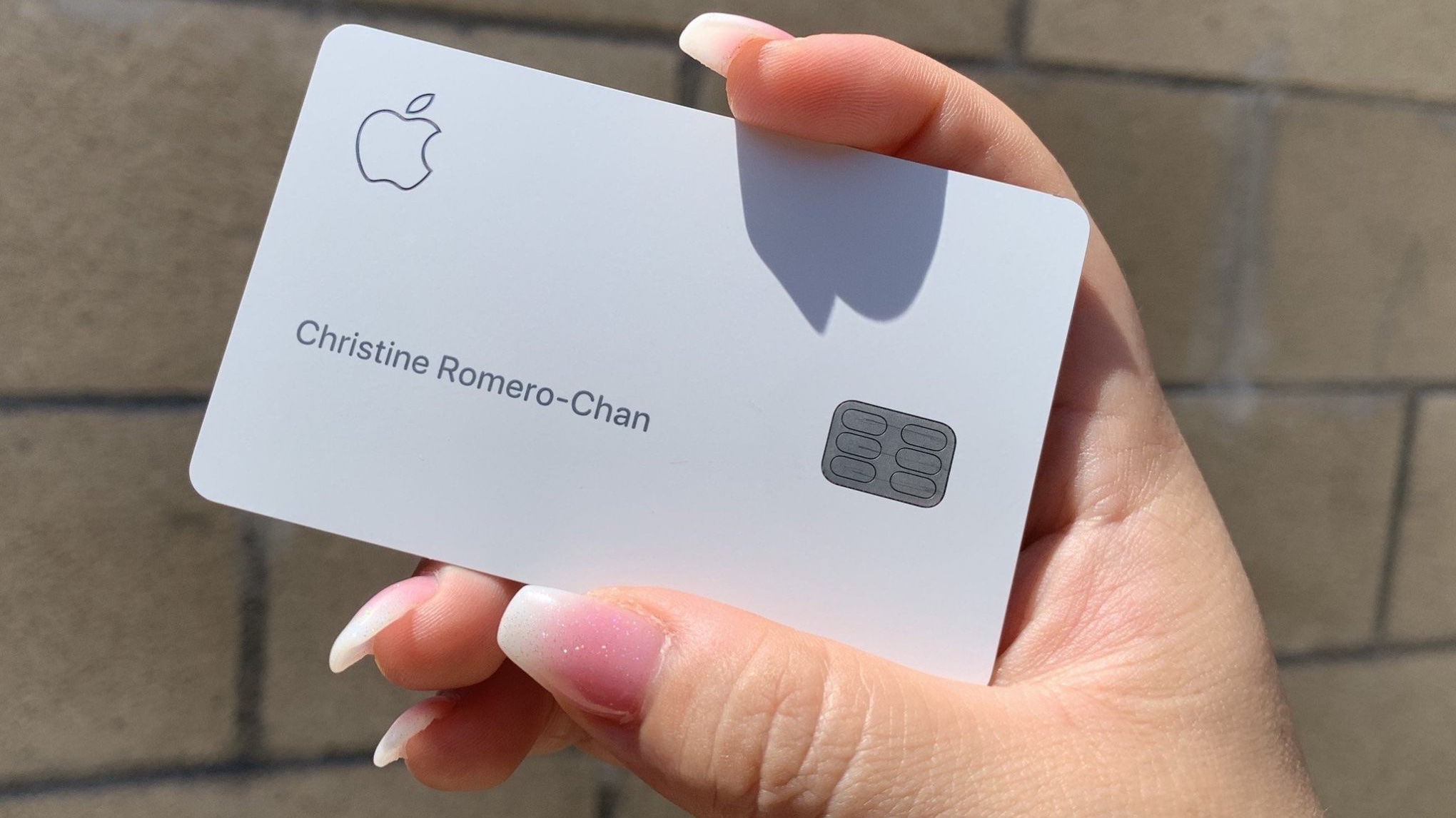Apple Card in der Hand gehalten
