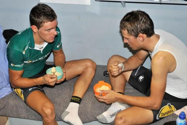 De Ketele and Mertens share a snack