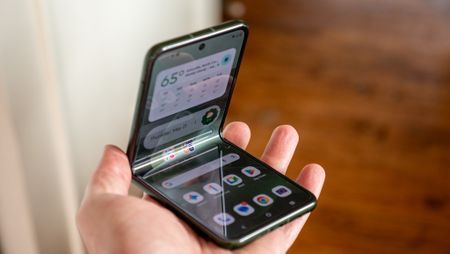 Folding a Motorola Razr Plus 2026 while the inner display is on