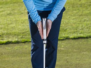 Alex Elliott with palms facing each other on the grip of the putter