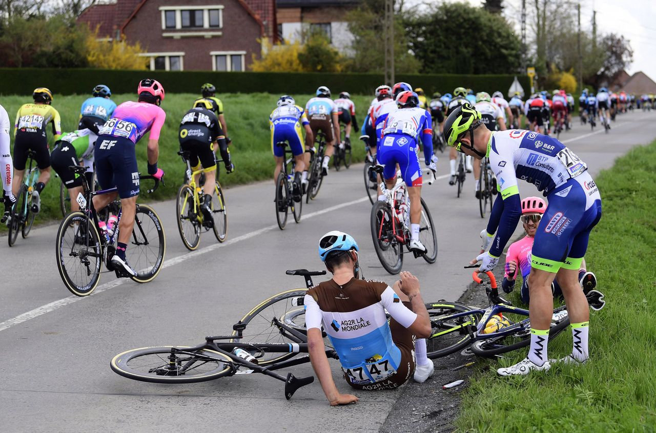 A crash involving Stijn Vandenbergh, Mitch Docker and Bart de Clercq
