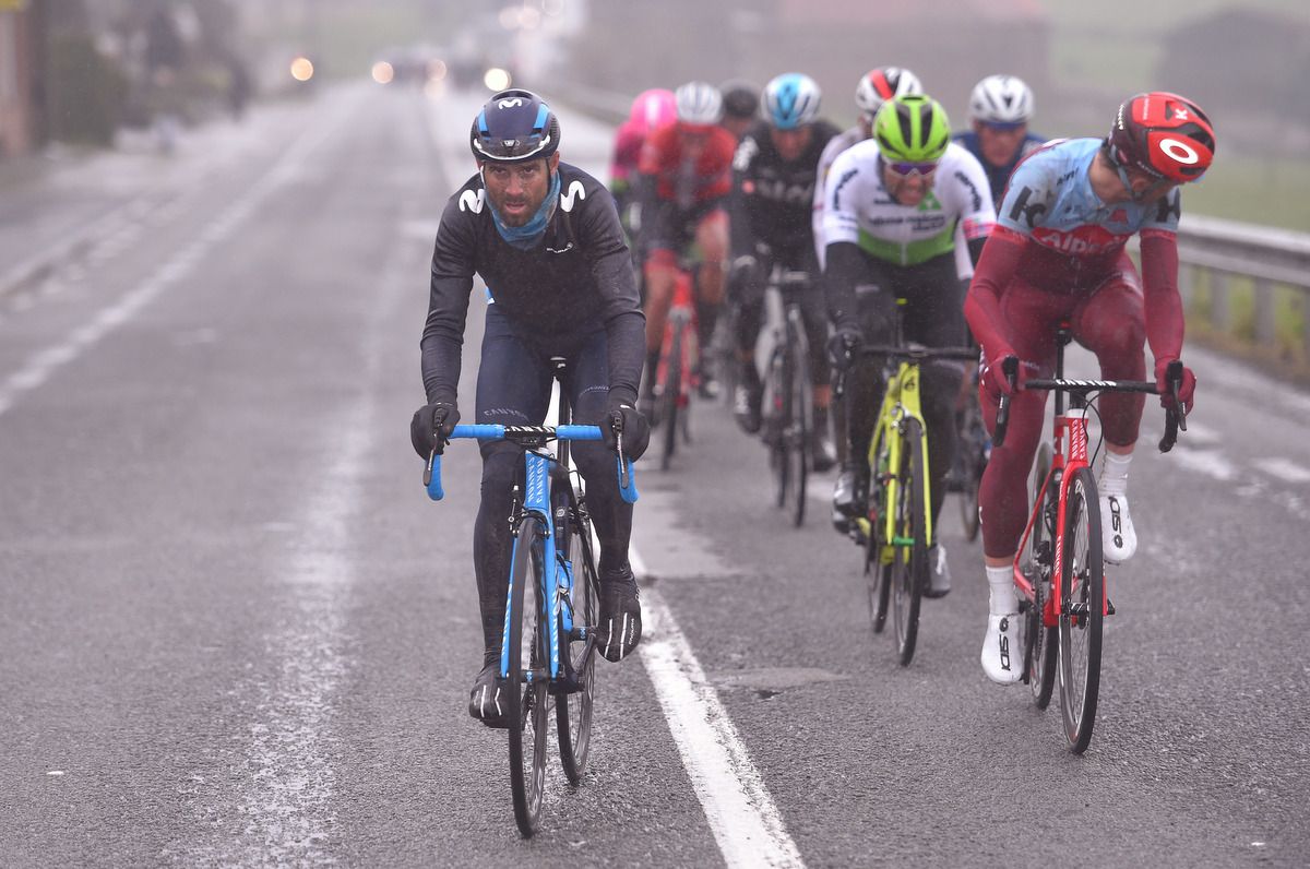 Alejandro Valverde (Movistar) tries a move