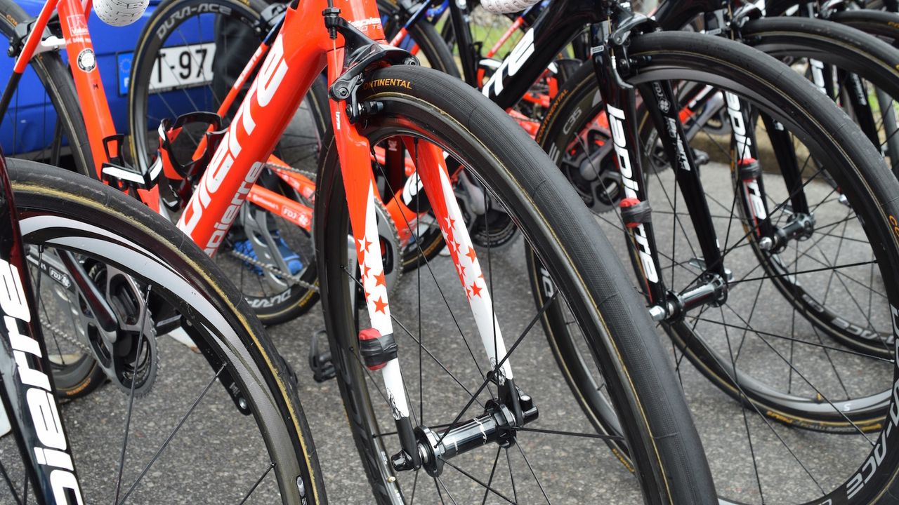 The red and white design featured stars on the forks and various Swiss climbs and passes on the top tube