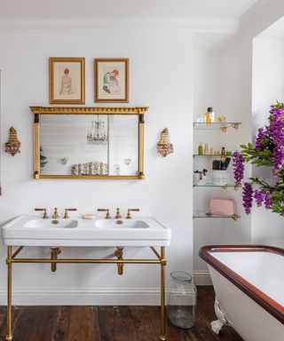 Suki Waterhouse's bathroom