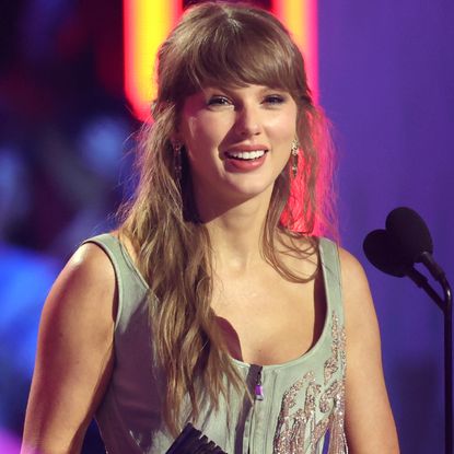Taylor Swift styled a D&ocirc;en dress with the mint green and red color combination trend at the Grammys Icon Session 