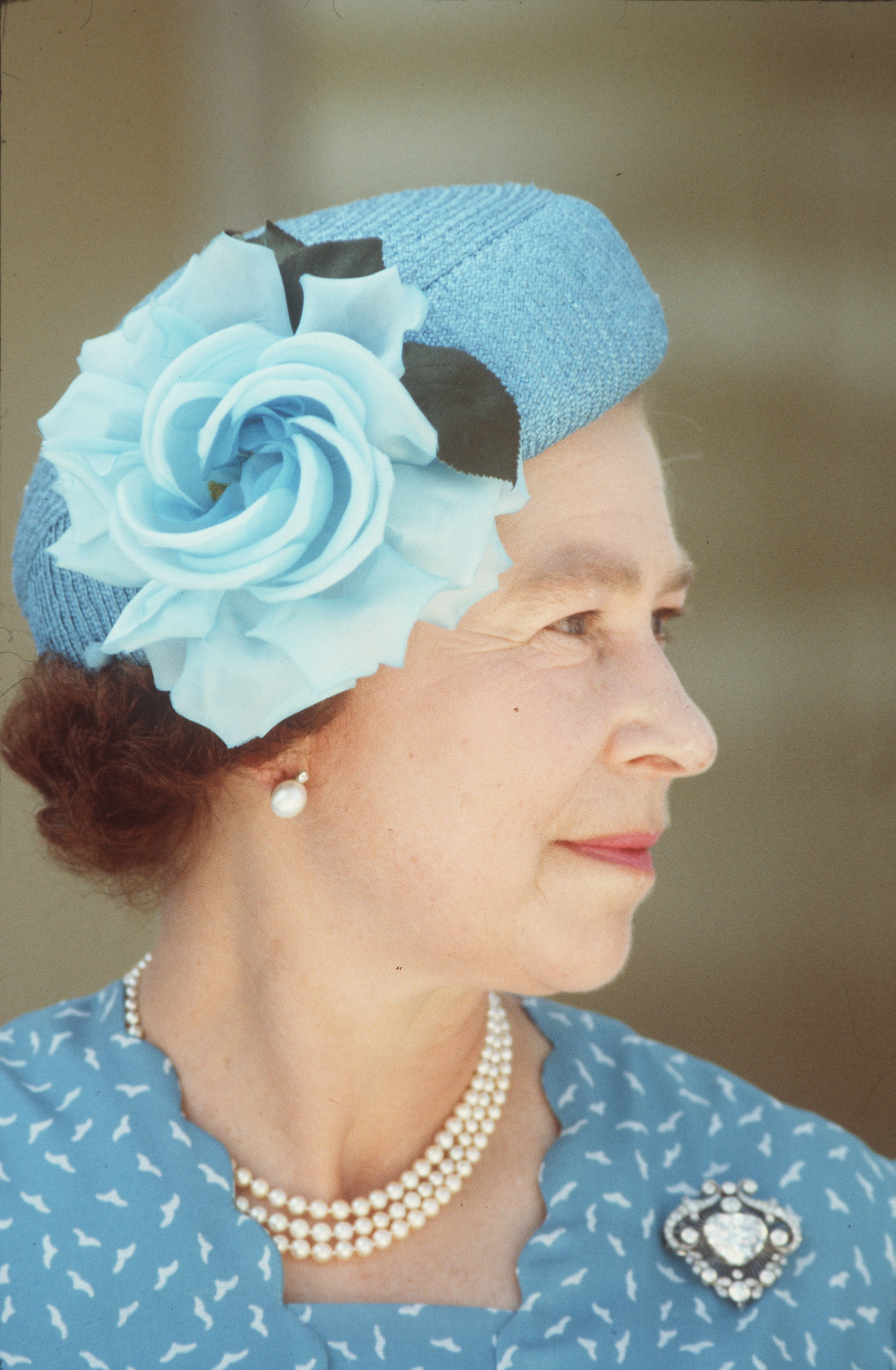 Queen In Tuvalu, South Pacific. Wearing The Cullinan V Heart Brooch.