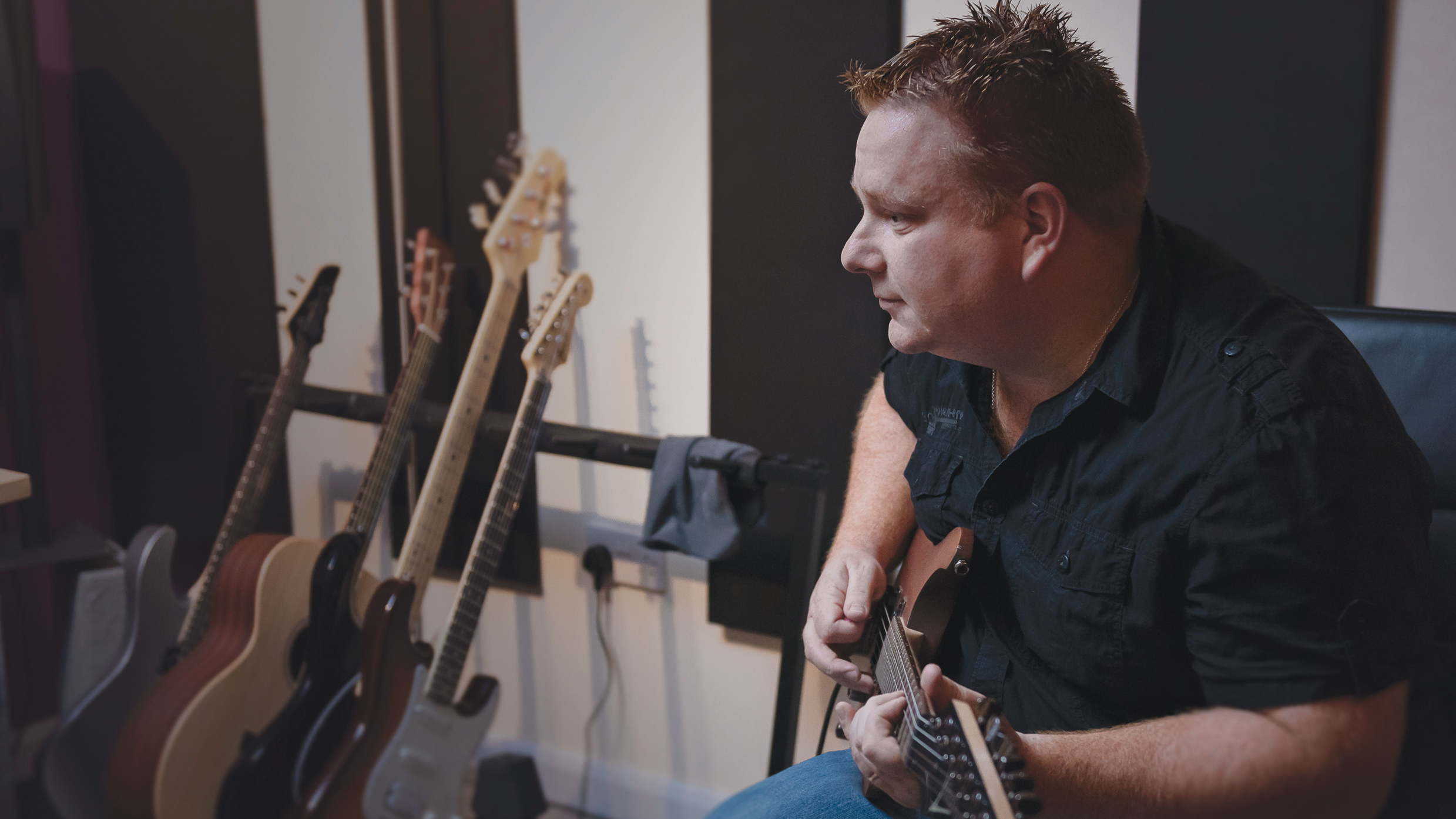 Lee Abraham portrait with his guitar