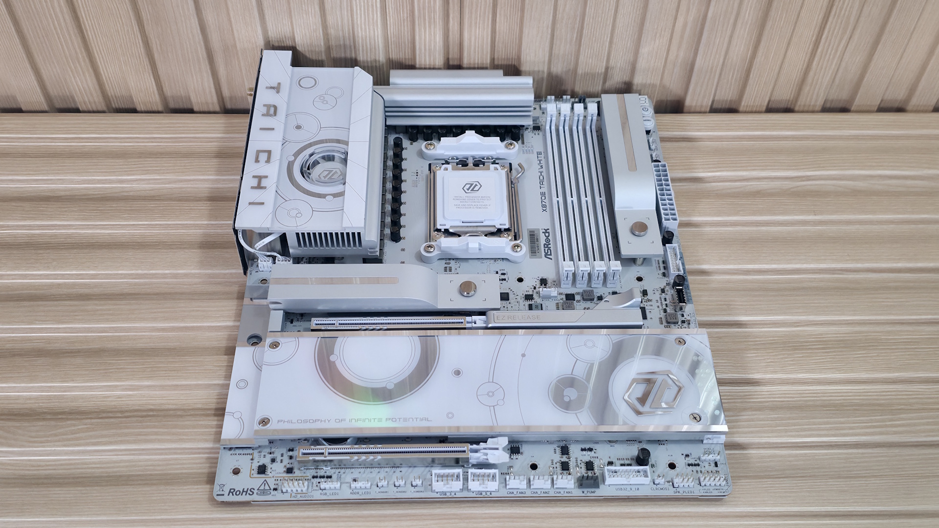 ASRock X870E Taichi White - Board images